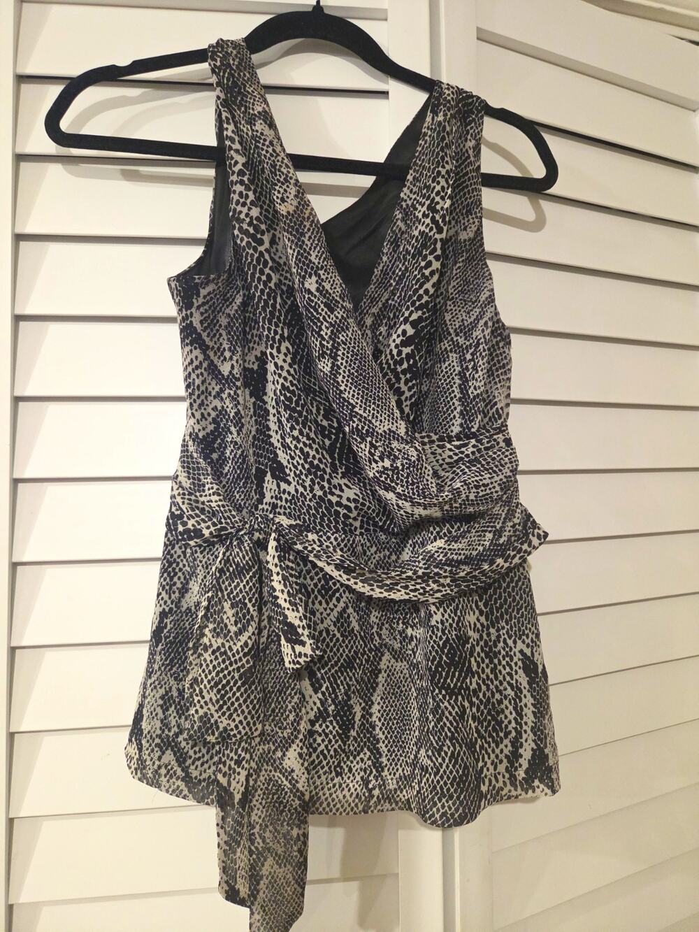 Express Black/Gray Snake Print Sleeveless V-Neck Tie Zip Romper Size M